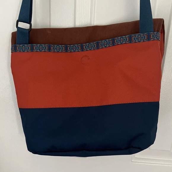 KAVU Tri-Color Crossbody Bag - Brown, Orange, and Blue - Picture 4 of 5